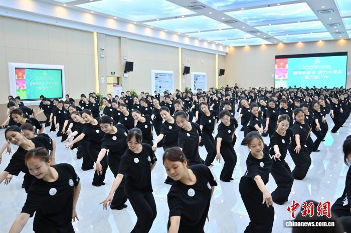 舞蹈演员在, 中新社记者, img